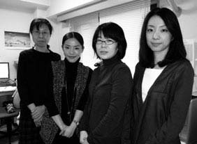 翻訳部のスタッフの皆さん。左から2 番目が宮風呂さん