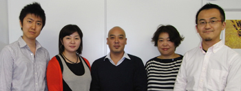 左から、柴山さん、清水さん、 儀武社長、山本さん、冨田さん