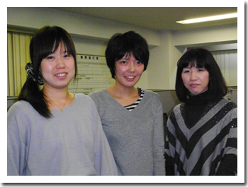 翻訳スタッフ、左から多田さん、宇都宮さん、伊藤さん。フェロー・アカデミー出身の先輩後輩トリオです